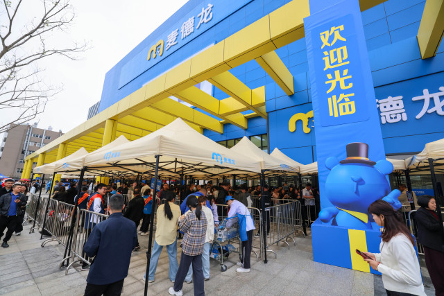 溫州麥德龍開業(yè)首日上演160斤藍鰭金槍魚“開魚秀”