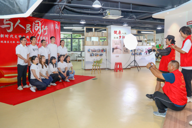 咔嚓！50+張笑臉溫暖綻放，甌海這個社區(qū)惠民拍攝定格幸福瞬間